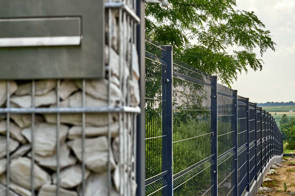 Ogrodzenie - Siatka panelowa - przykład ogrodzenia na nierównym terenie